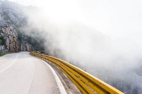 近雾公路摄影 · 免费素材图片