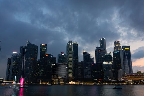 Nightime期间的摩天大楼 · 免费素材图片