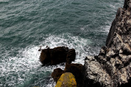 水体旁的岩山 · 免费素材图片