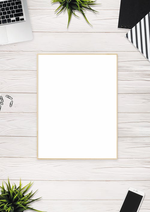 棕色相框附近笔记本电脑的照片 · 免费素材图片