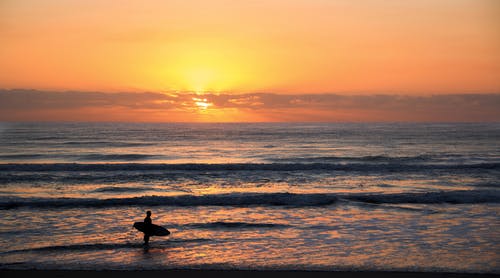 在日落期间的三分之三摄影中的冲浪者照片 · 免费素材图片