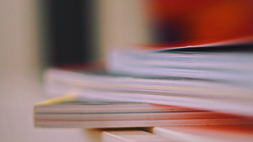 厚书的选择性聚焦照片 · 免费素材图片