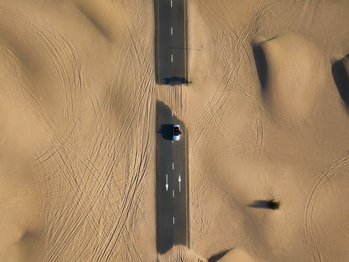 甜点中间道路鸟瞰图 · 免费素材图片