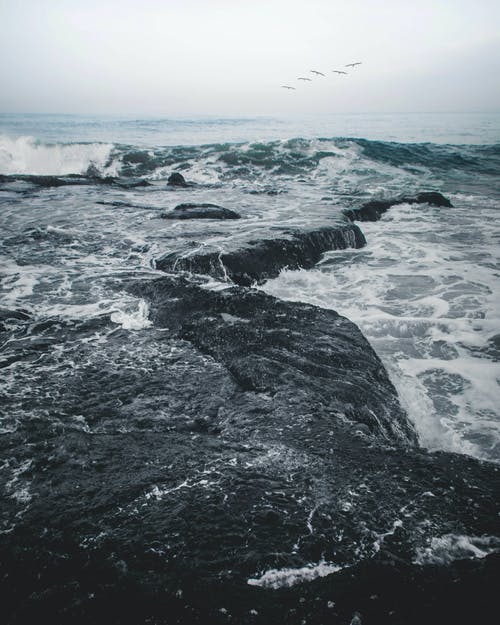 岩石中水体粉碎的风景摄影 · 免费素材图片