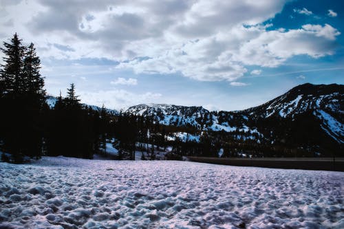 白云和蓝天下的白雪覆盖的山 · 免费素材图片