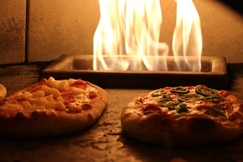 在炉子里的两个比萨 · 免费素材图片