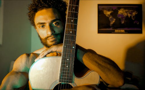 男子携带棕色单切吉他 · 免费素材图片