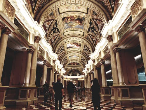 人们走在过道上 · 免费素材图片