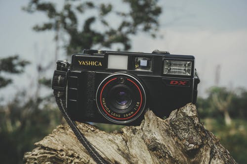 黑色yashica胶卷相机 · 免费素材图片