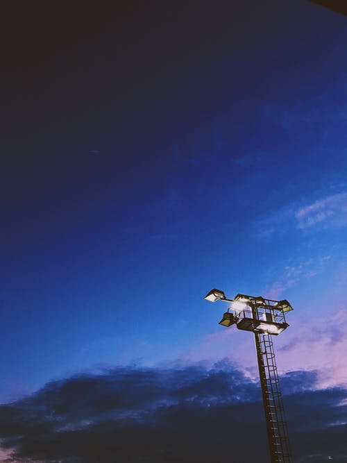 多云的蓝天下的灯塔 · 免费素材图片