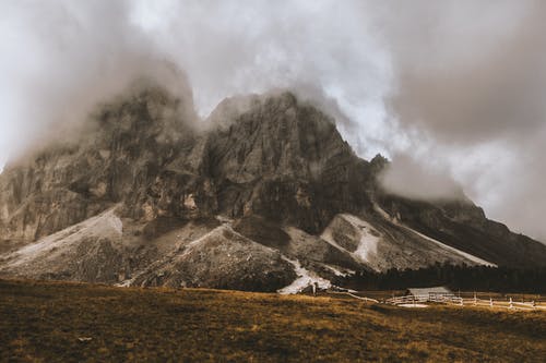 灰白火山脚下的灰屋 · 免费素材图片
