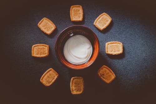 白汁在碗上的饼干在一边 · 免费素材图片