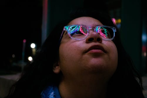 女人在夜间戴眼镜 · 免费素材图片