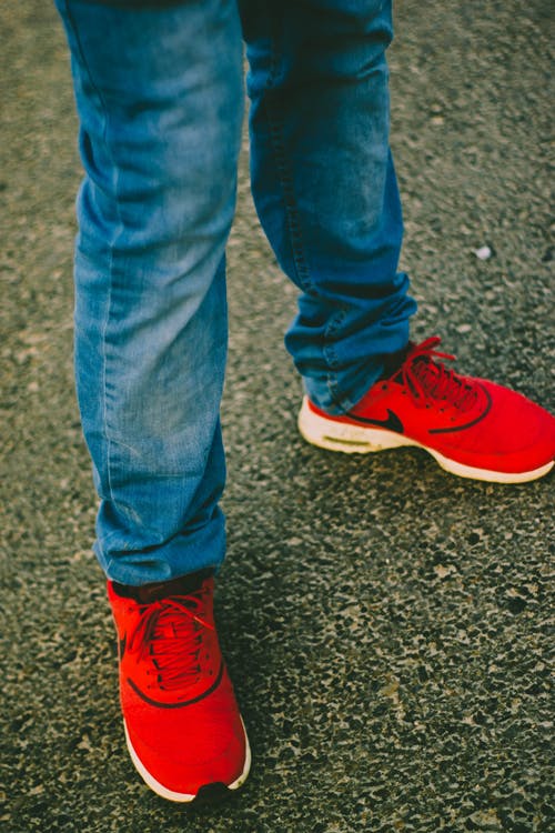 穿红色耐克跑步鞋的人 · 免费素材图片