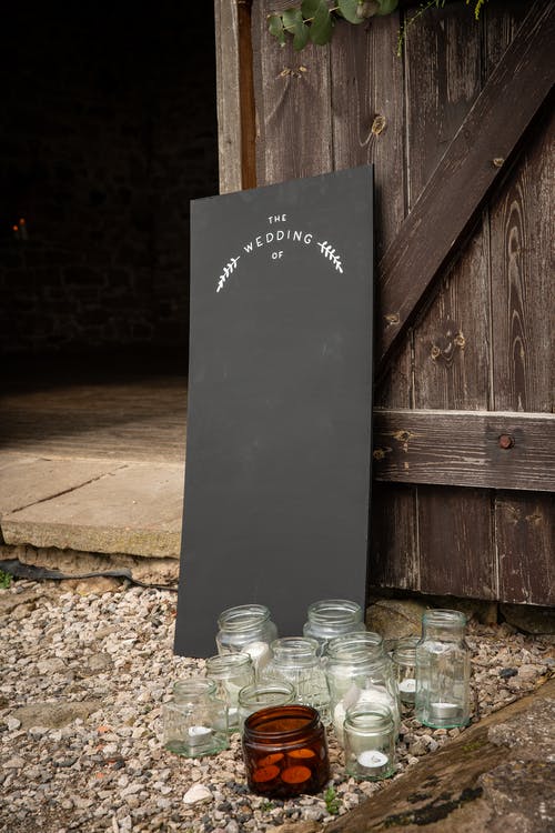 黑板附近的透明玻璃罐 · 免费素材图片
