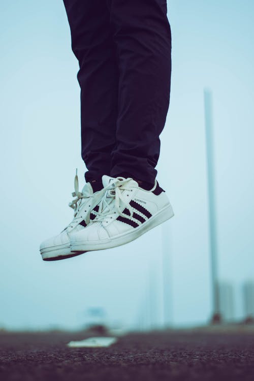 穿双白色adidas Superstar鞋子的人 · 免费素材图片