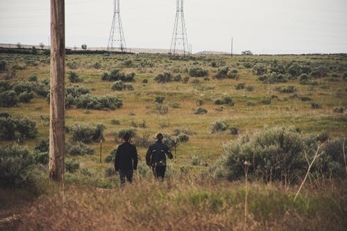 两名男子在草地上行走 · 免费素材图片