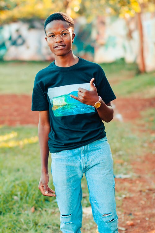 穿黑衬衫的男人的摄影 · 免费素材图片