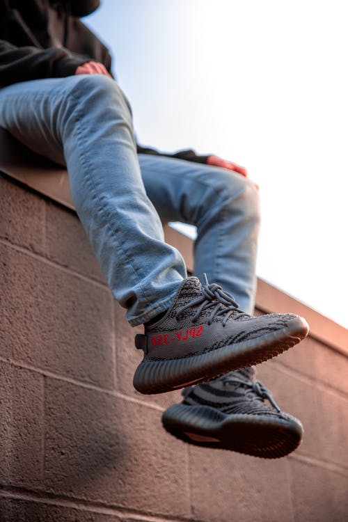 穿着adidas Yeezy Boost鞋的人 · 免费素材图片