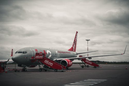 灰色和红色飞机 · 免费素材图片