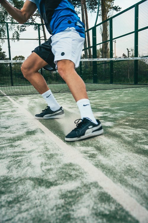 男子站在网球场上的特写照片 · 免费素材图片