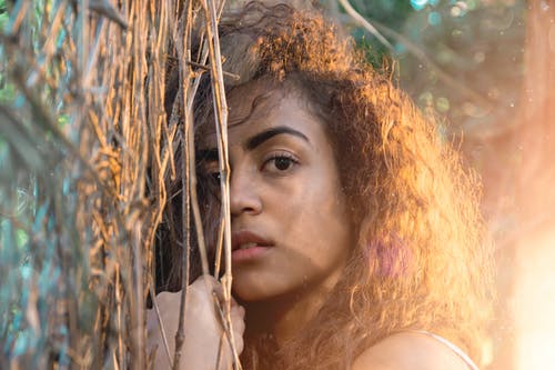 女人抱着棕叶树照片 · 免费素材图片