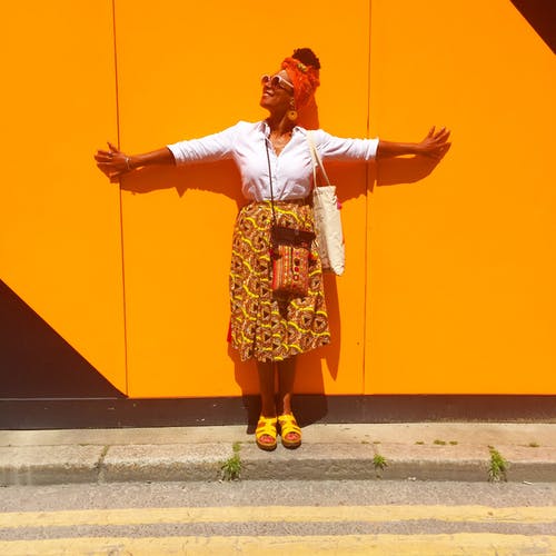 女人穿着白色纽扣式长袖上衣 · 免费素材图片