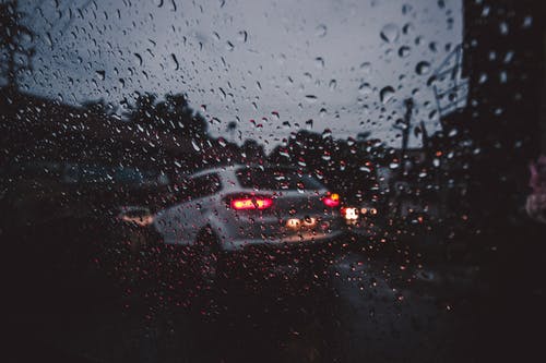 雨中的柏油路上的银suv · 免费素材图片