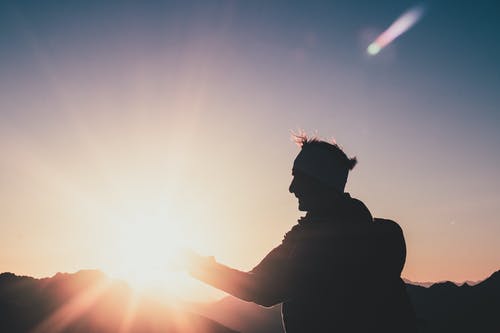 男人在日落时的剪影 · 免费素材图片