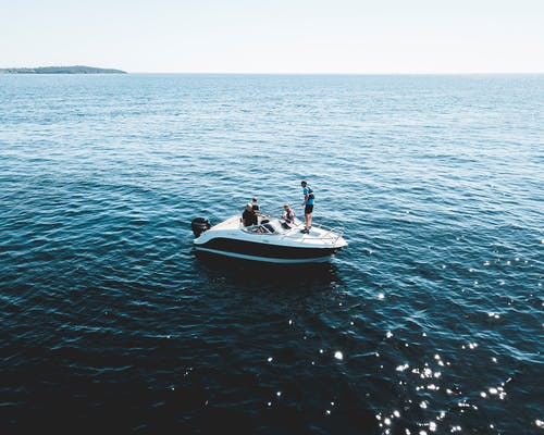 三人在白天的白色摩托艇 · 免费素材图片