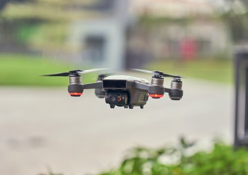 飞行的灰色quadcopter的选择性聚焦照片 · 免费素材图片