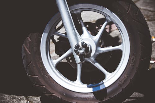 银摩托车轮圈和轮胎 · 免费素材图片
