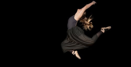 黑色无袖衬衫和裤子跳的女人 · 免费素材图片