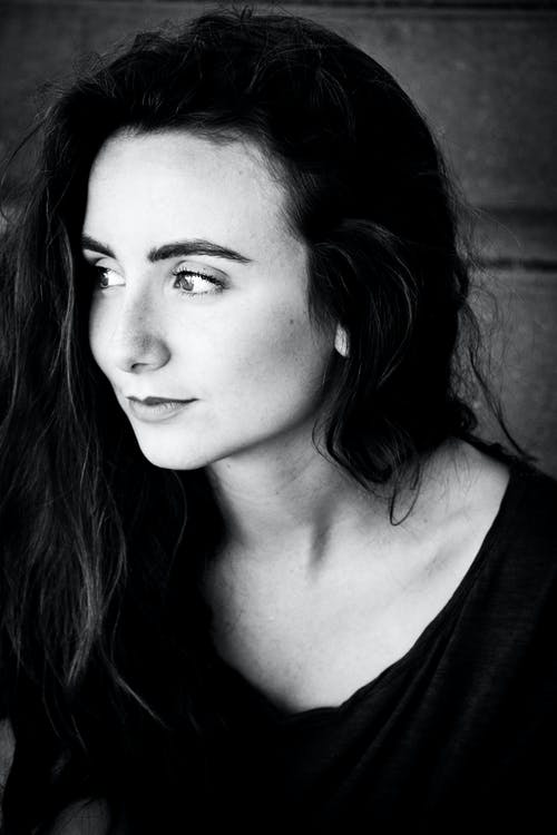 一个女人的单色照片 · 免费素材图片