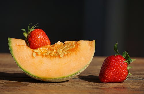 红草莓和哈密瓜 · 免费素材图片