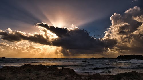 云与太阳光线下的水体 · 免费素材图片