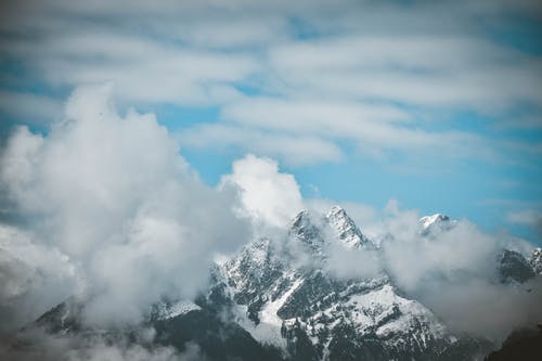 山上覆盖着云 · 免费素材图片