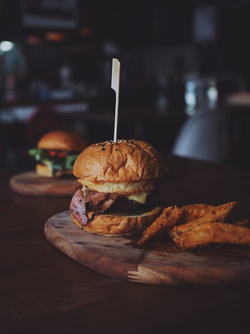 棕色木制托盘上的汉堡 · 免费素材图片
