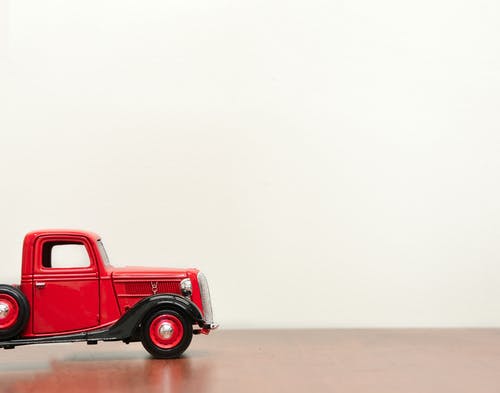 经典红色汽车比例模型 · 免费素材图片