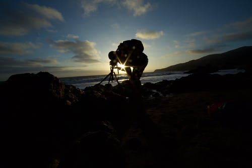 男子拍照的海洋 · 免费素材图片