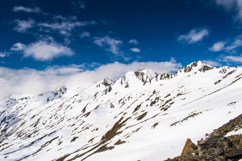 冰雪覆盖的山脉的航拍照片 · 免费素材图片