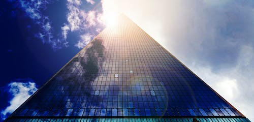 平静天气期间金字塔玻璃的低角度照片 · 免费素材图片