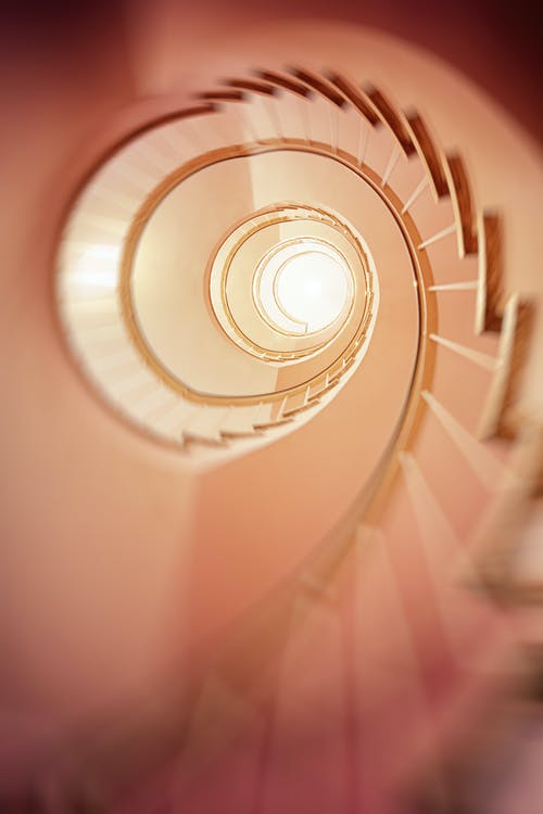 螺旋楼梯的低角度摄影 · 免费素材图片