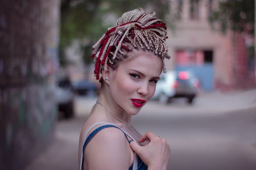 金色和红色头发的女人的选择性聚焦摄影 · 免费素材图片
