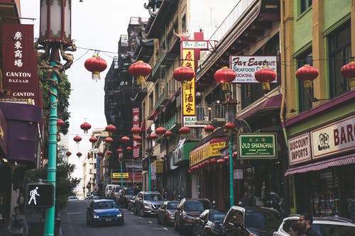 车辆停在中国红灯笼下的建筑物旁边 · 免费素材图片