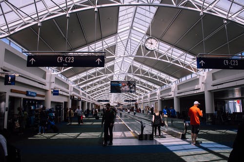 航站楼机场内的人 · 免费素材图片