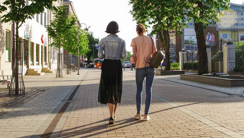 妇女走在街上的照片 · 免费素材图片