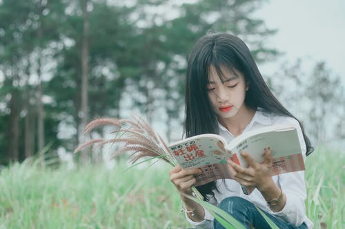 女人看书 · 免费素材图片