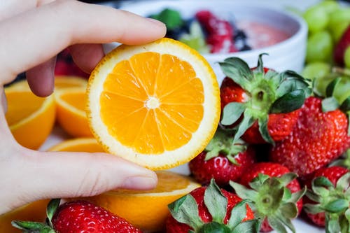 切片橙色水果和草莓 · 免费素材图片