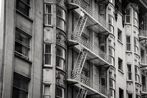 建筑物的灰度照片 · 免费素材图片